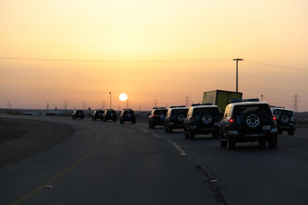 الجهات الأمنية بمنطقة الحدود الشمالية تباشر تنفيذ منع التجول