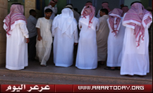 مصرف الراجحي ومزاجية الموظفين تساهم ببقاء المواطنين طويلاً وقت الظهيرة وسط درجات حرارة عالية