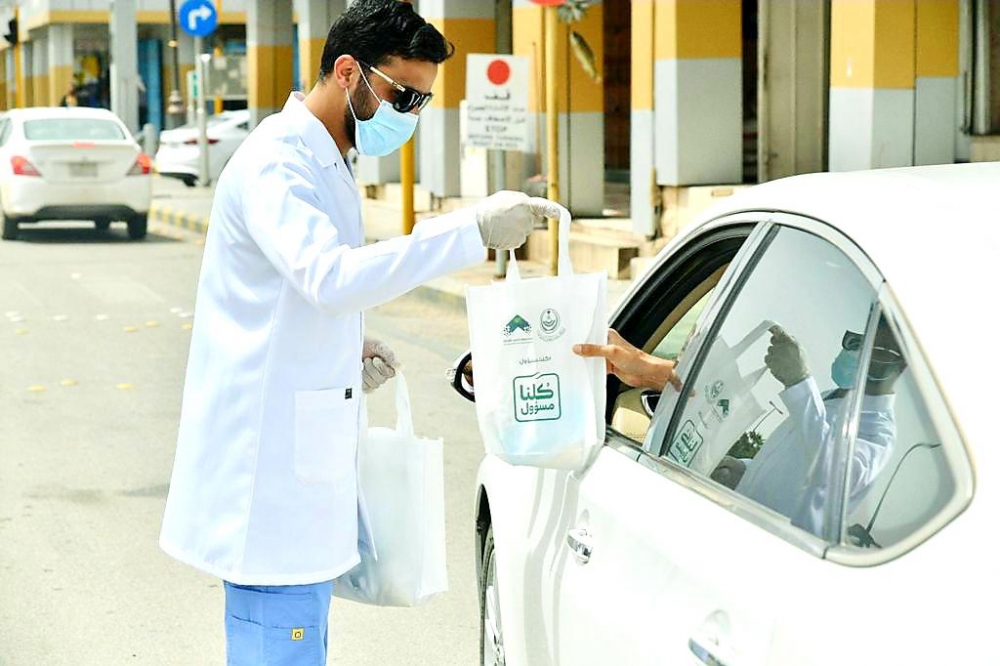 بتوجيهات أمير المنطقة .. أمانة الحدود الشمالية توزع ثاني دفعة من المعقمات المصنعة بمختبراتها