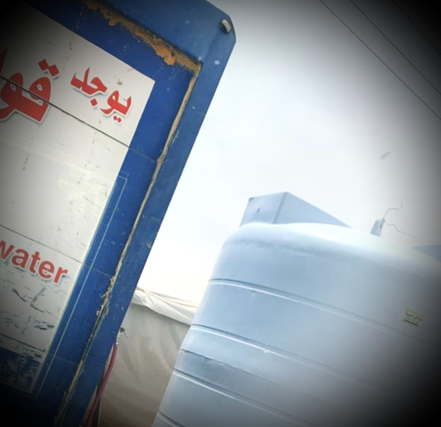 ضمن جهودها للحد من انتشار فايروس كورونا .. بلدية شرق عرعر تغلق معمل لبيع المياة وتصنيع الثلج