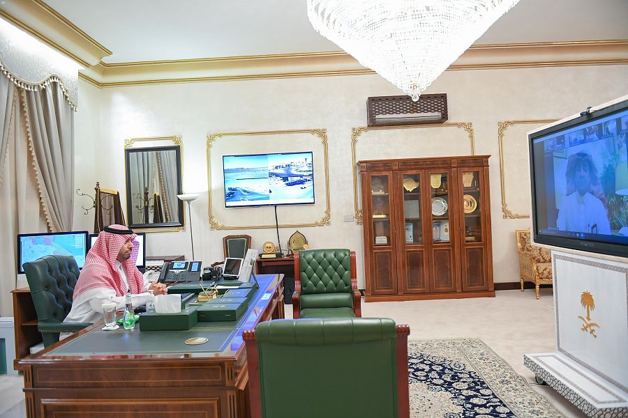 سمو أمير الحدود الشمالية يرأس الاجتماع الخامس للجنة المركزية لمكافحة عدوى انتشار فيروس كورونا عبر الاتصال المرئي