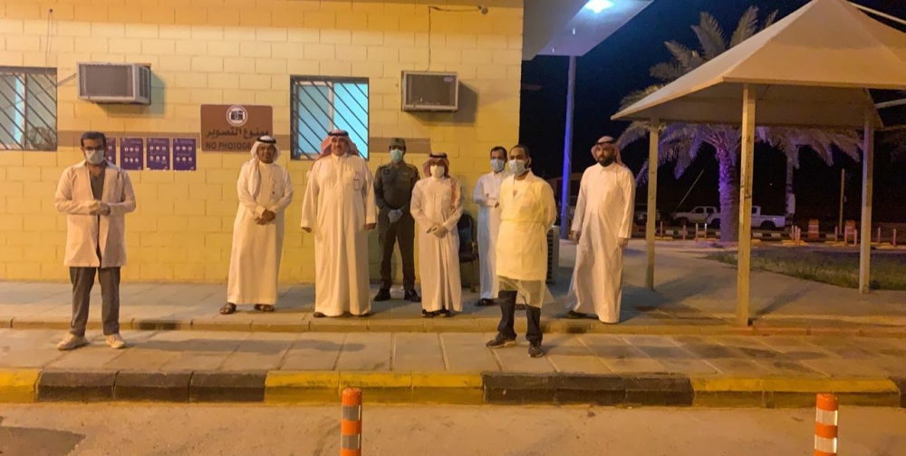 مدير عام فرع وزارة الموارد البشرية والتنمية الاجتماعية بالمنطقة يزور المتطوعين بحالات الفرز في مداخل عرعر