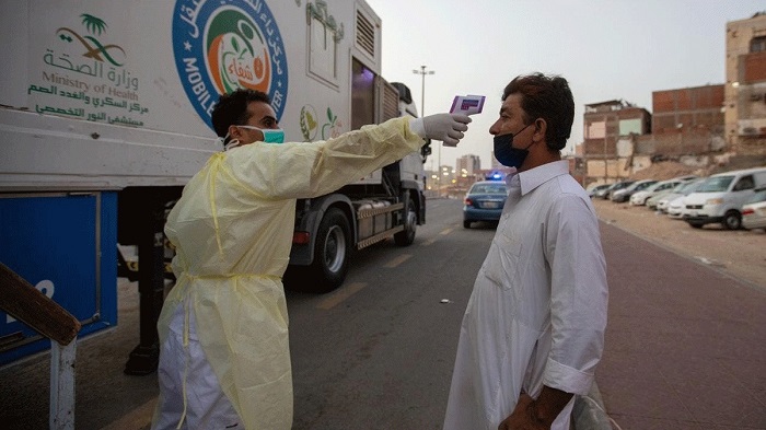 صحفي سعودي يقترح الاستفادة من “المعلمين” في الصحة لمواجهة كورونا!