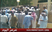 أعداد كبيرة من الجالية الباكستانية تحتل بريد عرعر بسبب إشاعة !! ( صور )