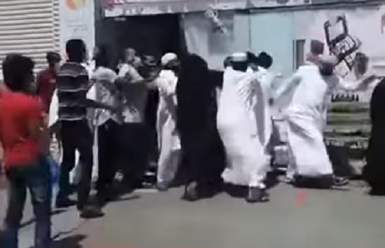 في أول أيام رمضان.. مشاجرة عنيفة وتبادل لكمات أمام محل في جدة