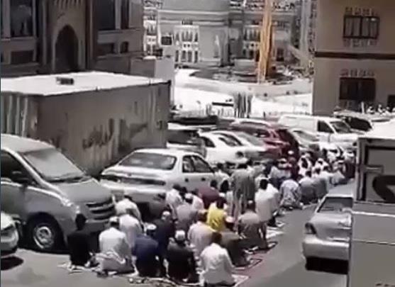 فيديو .. مصلون يؤدون صلاة الجمعة في أحد الطرق المؤدية للحرم المكي