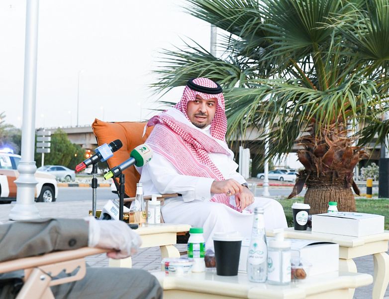 سمو أمير منطقة الحدود الشمالية يشارك رجال الأمن إفطارهم الرمضاني في الميدان