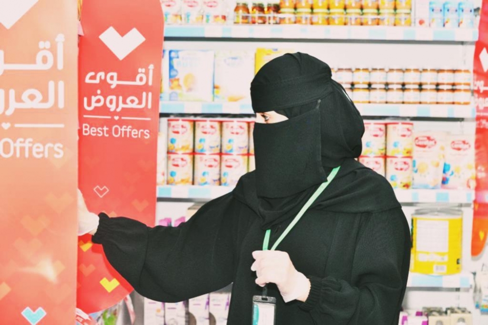 البلدية النسائية تقوم بجولات على محلات مجمعات مدينة عرعر التجارية