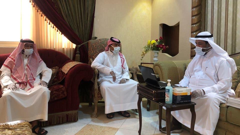 بشروط المأذون .. مواطن يعقد قرانه بالكمامات والقفازات في الأحساء