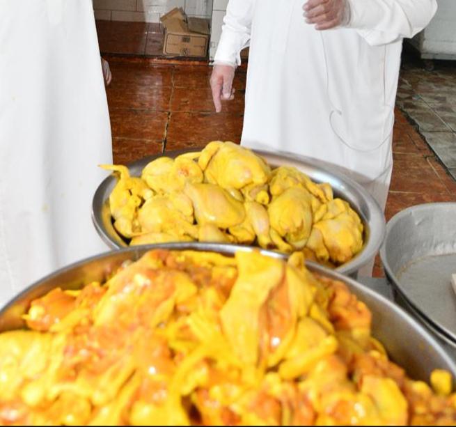 ضبط 180 كجم من الدجاج الغير صالحة للاستخدام أثناء الجولات الرقابية لبلدية غرب عرعر