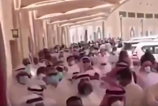 ازدحام شديد على المراكز التجارية في الكويت بعد إعلان تطبيق حظر التجول الكامل