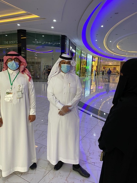 مدير عام فرع الموارد البشرية والتنمية الاجتماعية بالشمالية يتفقد ركن حملة مجتمع واعي بعرعر مول