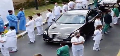 بطريقة جديدة ... الأطباء والممرضين ببلجيكا يحتجون بإدارة ظهورهم لموكب رئيسة الوزارء ! ( فيديو )