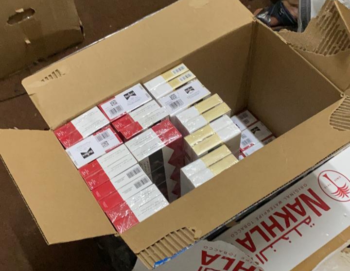 بلدية غرب عرعر تضبط شقة سكنية استغلها العمالة بتخزين المعسل والدخان