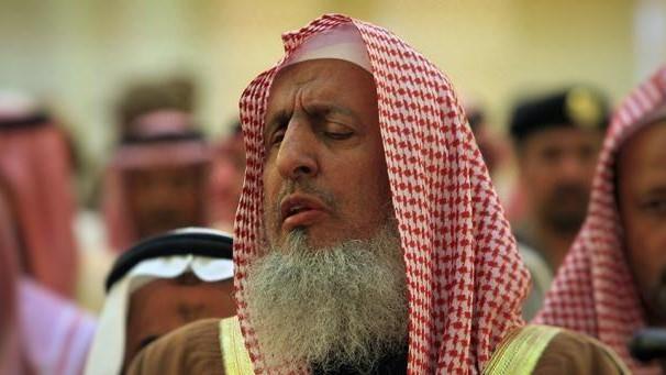 مفتي المملكة : يجوز توكيل الجمعيات الخيرية الموثوقة لإخراج زكاة الفطر