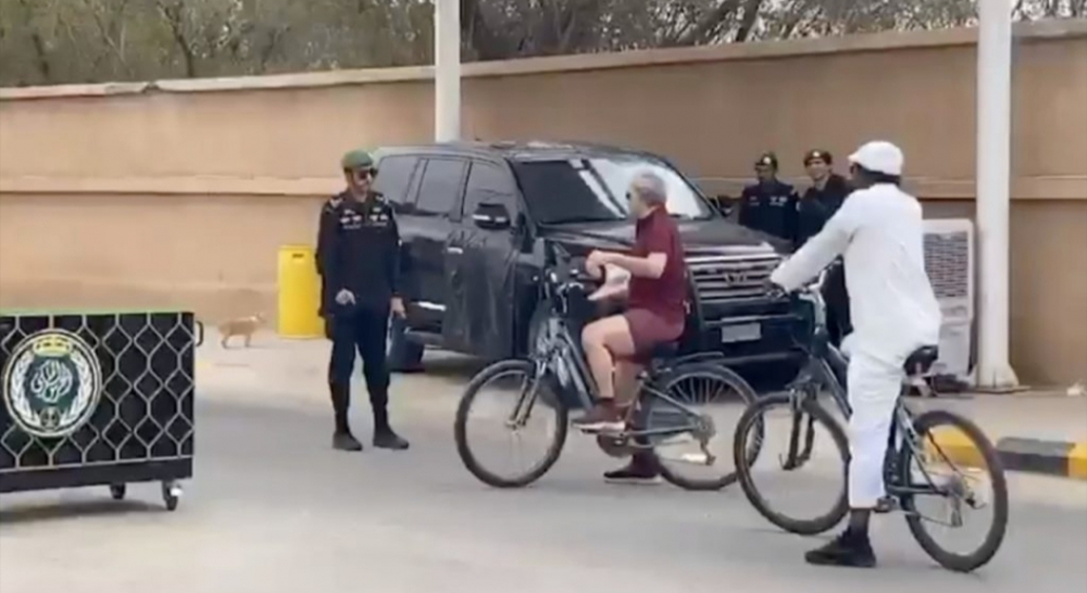 الأمير الوليد بن طلال يبلغ عن عمالة وافدة لم تلتزم بالتباعد في ظل أزمة كورونا