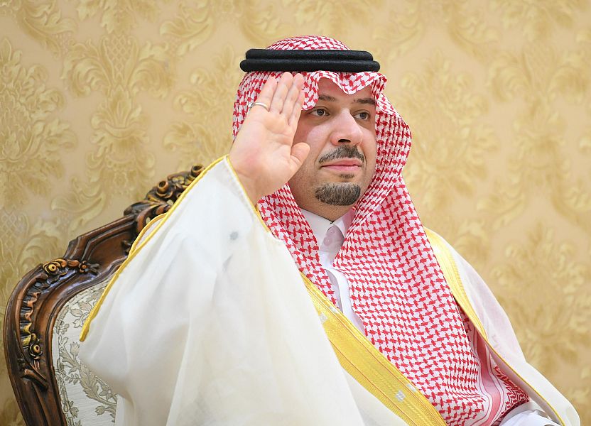 عبر الاتصال المرئي .. سمو أمير الحدود الشمالية يعايد القيادات الأمنية بالمنطقة