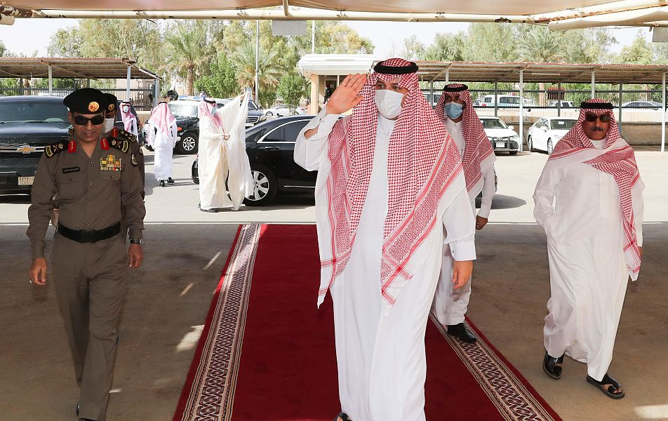 سمو أمير منطقة الحدود الشمالية يزور مركز عمليات الدوريات الأمنية ويهنئهم بعيد الفطر المبارك