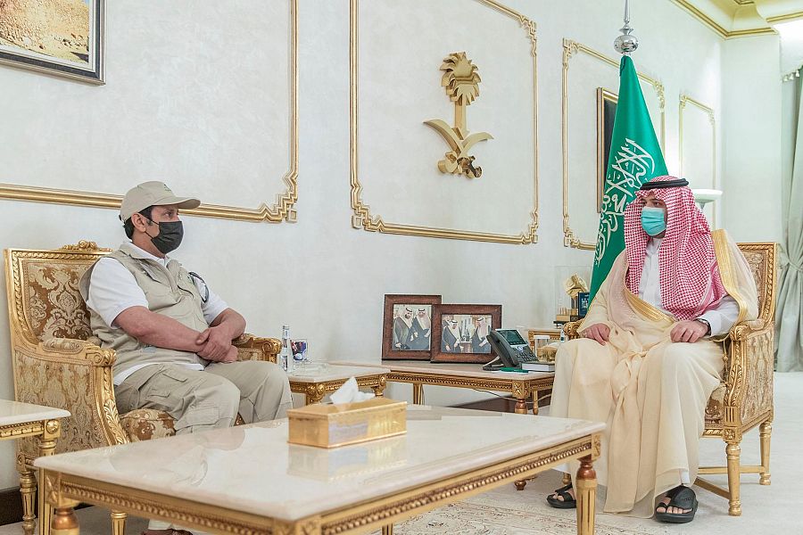 سمو أمير الحدود الشمالية يستقبل مدير الشؤون الصحية ويتسلم تقريرا عن مستجدات فايروس كورونا (COVID-19)