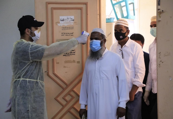 النادي الصحي بعمادة شؤون الطلاب يفعل نقاط الفحص والفرز البصري في مداخل ومخارج الجوامع بمدينة عرعر