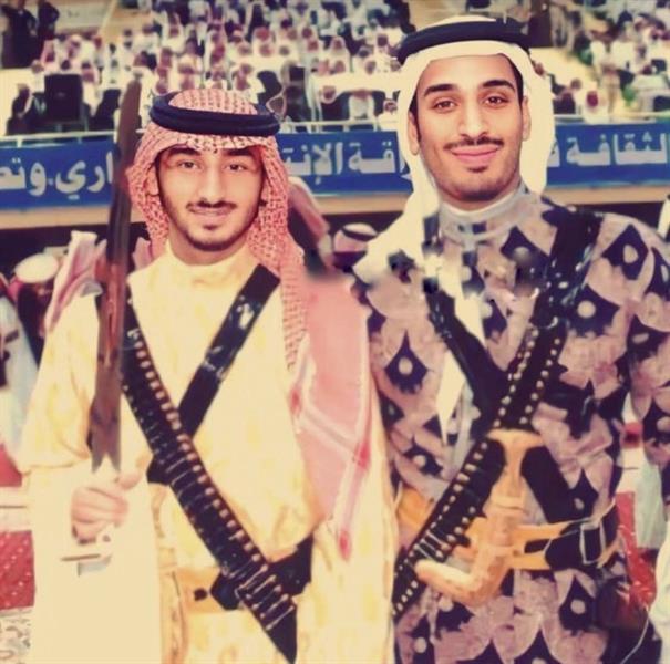 صورة لولي العهد في أول أيام شبابه وبرفقته وزير الحرس الوطني
