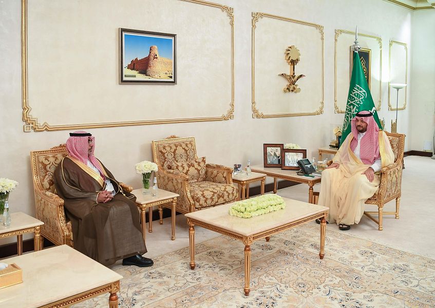 سمو أمير الحدود الشمالية يستقبل رئيس فرع النيابة العامة بالمنطقة ويتسلم تقريرًا عن أعمال الفرع