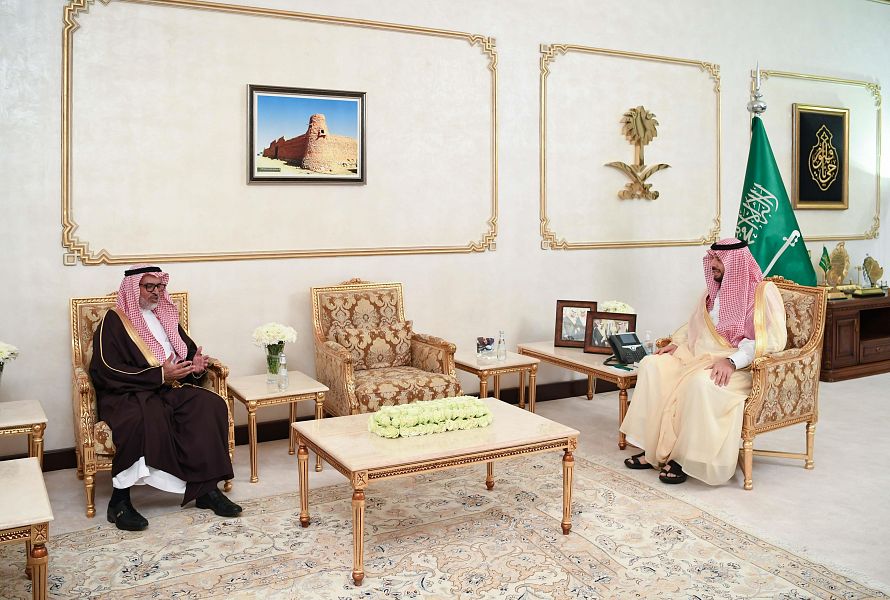 سمو الأمير فيصل بن خالد بن سلطان يستقبل رئيس جامعة الحدود الشمالية ويتسلم تقريرًا عن خطة الأنشطة الصيفية