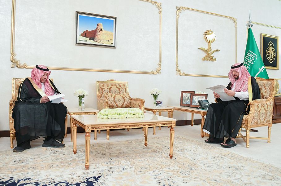 سمو أمير الحدود الشمالية يتسلم تقريرًا عن أعمال فرع وزارة التجارة