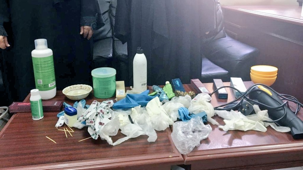 خلال أقل من شهر .. البلدية النسائية بعرعر تضبط إحدى العاملات تقوم بأعمال التزيين النسائي