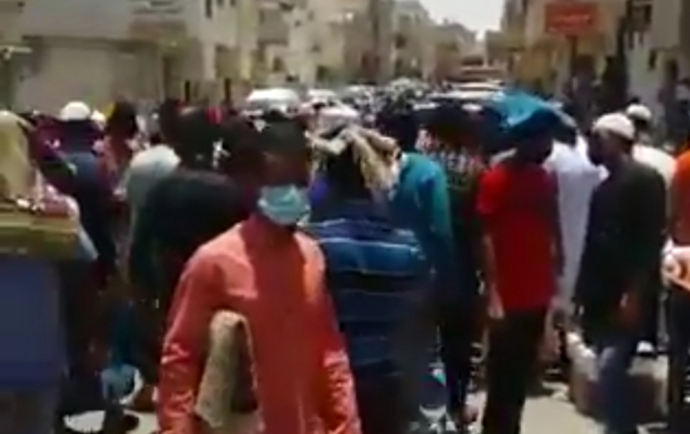 فيديو .. مواطن يوثق تجمعات وزحاماً للعمالة في أحد أحياء الرياض بعد صلاة الجمعة