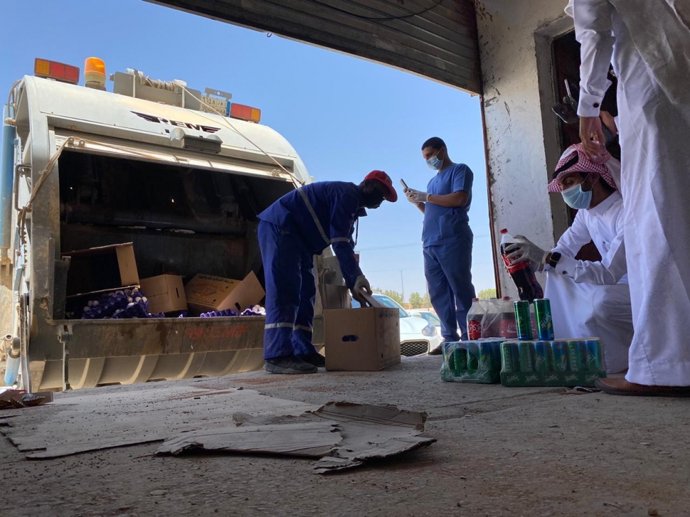 بلدية شرق عرعر تضبط 270 كيلو بيض و 4380 لتر من الماء بمستودع مخالف وتقوم بإتلافها