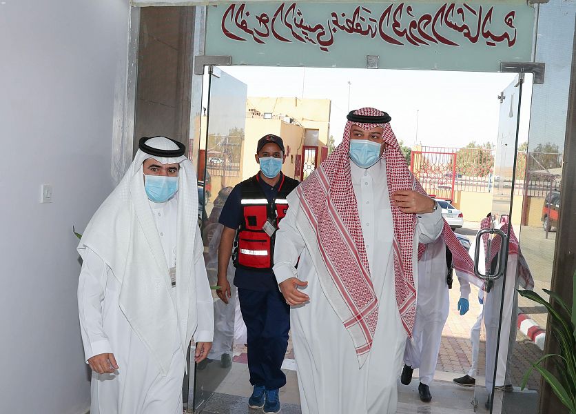 سمو أمير الحدود الشمالية يتفقد غرفة العمليات بفرع هيئة الهلال الأحمر بالمنطقة