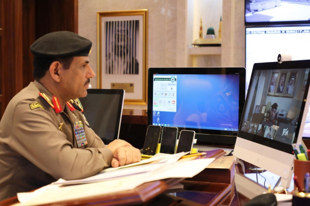 عبر الدائرة التلفزيونية المغلقة .. مدير الأمن العام يترأس اجتماع قادة الأمن العام