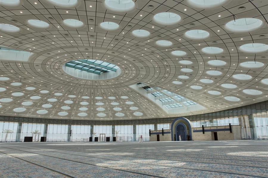بلا أعمدة .. جامع في تبوك يحتوي على أكبر قبة بالشرق الأوسط .. يشهد إقامة أول صلاة جمعة