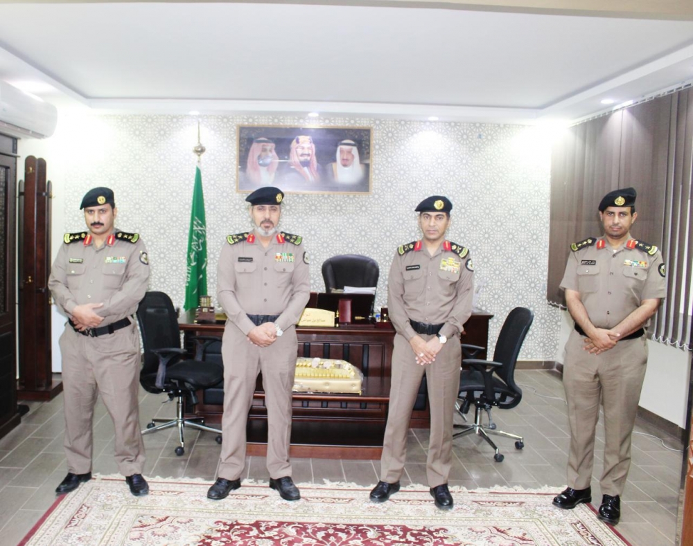 سعادة مدير شرطة منطقة الحدود الشمالية يقلد عددا من الضباط رتبهم الجديدة
