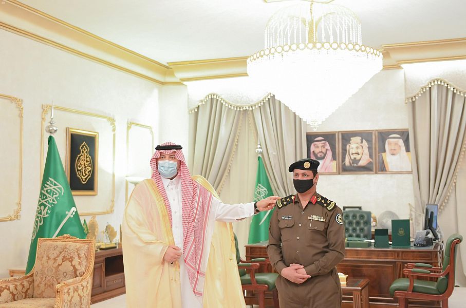 سمو أمير الحدود الشمالية يلتقي قائد قوة أمن الطرق بالمنطقة بمناسبة ترقيته لرتبة