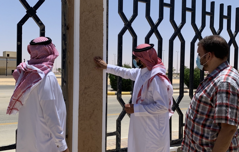 رئيس بلدية لينة يقوم بجولة على مشروع تطوير سور ومبنى البلدية