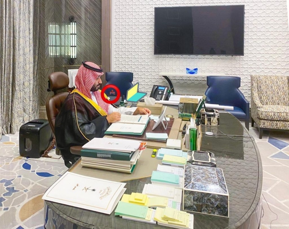 بعد ظهوره بجانب ولي العهد في إحدى الصور.. عطر الأمير “محمد بن سلمان” ينفد من الأسواق والكشف عن سعره