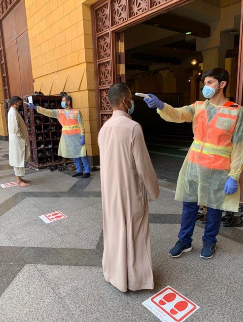 الفرق الاسعافية والتطوعية بالهلال الأحمر بالحدود الشمالية تشارك بنقاط فرز للمصلين بالمساجد