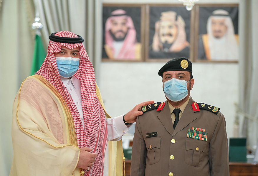 سمو أمير الحدود الشمالية يقلد نائب مدير شرطة المنطقة رتبته الجديدة