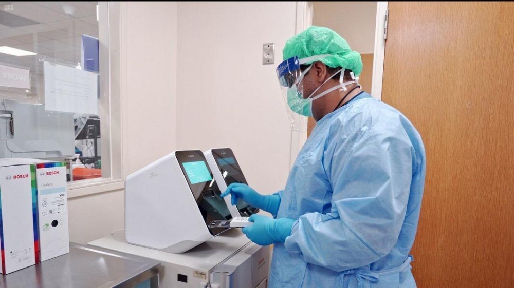 هل تعود الإصابة بكورونا بعد التعافي؟ استشاري أمراض باطنية ومعدية يجيب