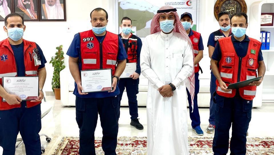 الهلال الأحمر بالحدود الشمالية يكرم عدد من المسعفين المتميزين