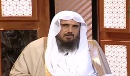 الشيخ الخثلان : لا يجوز للمعلمين ولا المعلمات أن يهدوا لمديرهم حتى لو كانت تعبيراً عن محبتهم