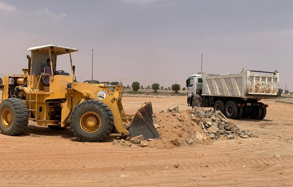 بلدية لينة تكثف أعمالها في نظافة الساحات وإزالة الأنقاض لمعالجة التشوه البصري