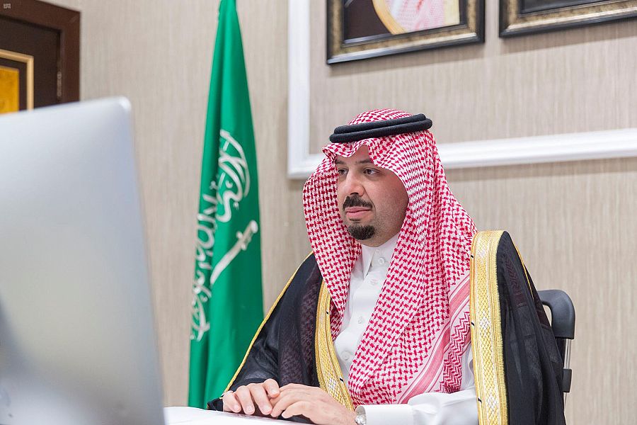 سمو أمير منطقة الحدود الشمالية يلتقي منسوبي الشؤون الصحية نظير أعمالهم الإنسانية أثناء أداء واجبهم