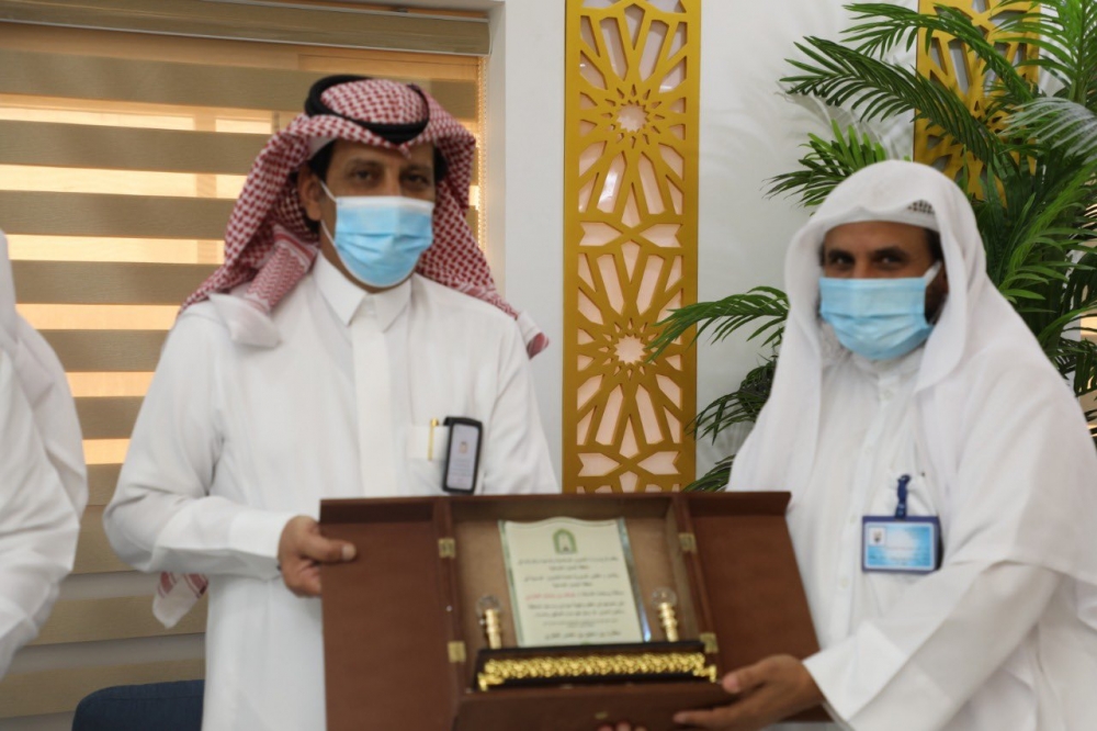 مدير الشؤون الإسلامية بالحدود الشمالية يقدم درع تكريمي للشؤون الصحية لجهودها بجائحة كورونا