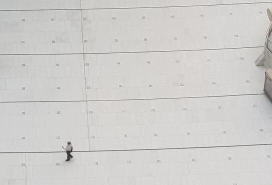 بدء وضع علامات التباعد في ساحات المسجد الحرام