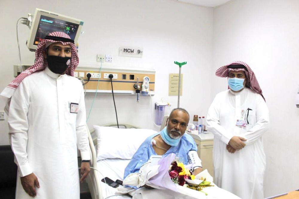 زيارة مدير فرع الهلال الاحمر بالشمالية لمريض ساهمت فرقة إسعافية بإنقاذ حياته