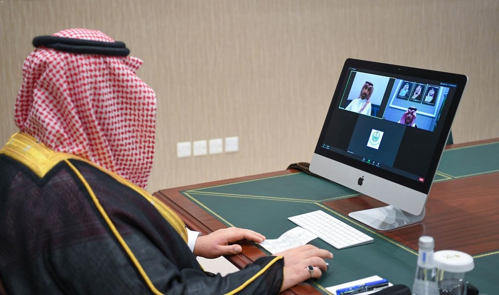 سمو الأمير فيصل بن خالد بن سلطان يلتقي عضو لجنة إسكان العمالة تعرض للإصابة بفيروس كورونا أثناء أدائه لمهام عمله