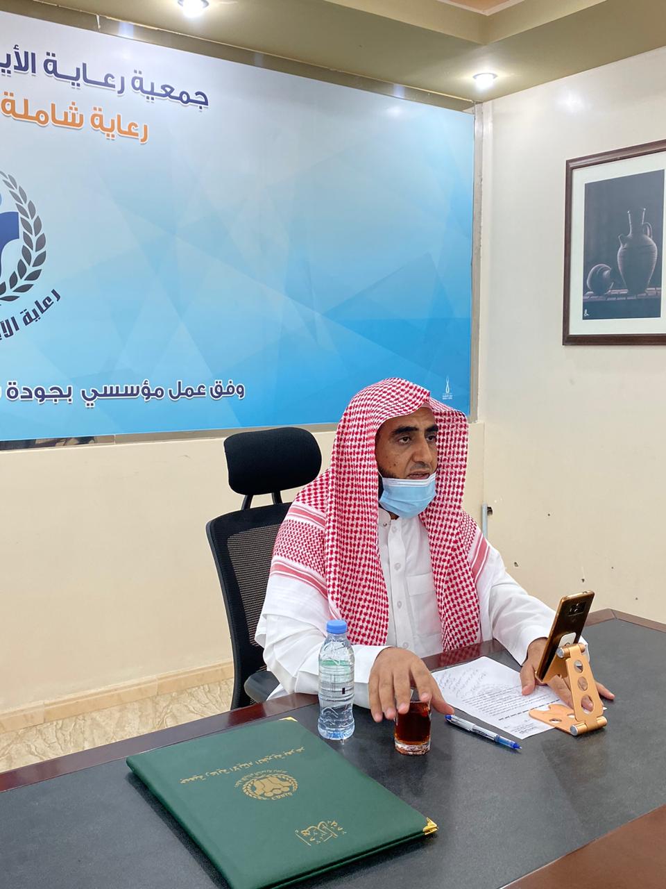 أعضاء جمعية رعاية الأيتام بعرعر يعقدون اجتماعهم عبر الاتصال المرئي